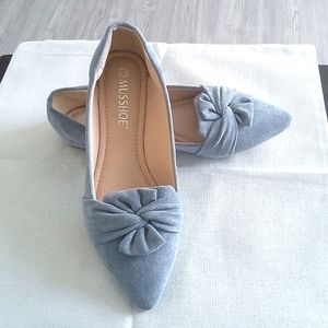 NWOT blue suede flats with bow by Musshoe size 11
